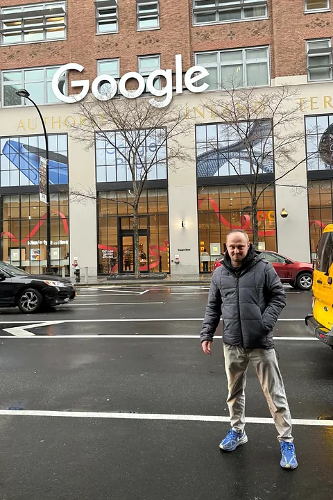Richard Skácel před budovou Google